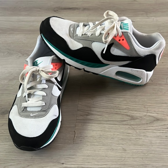Nike Shoes - Women’s Nike Air!